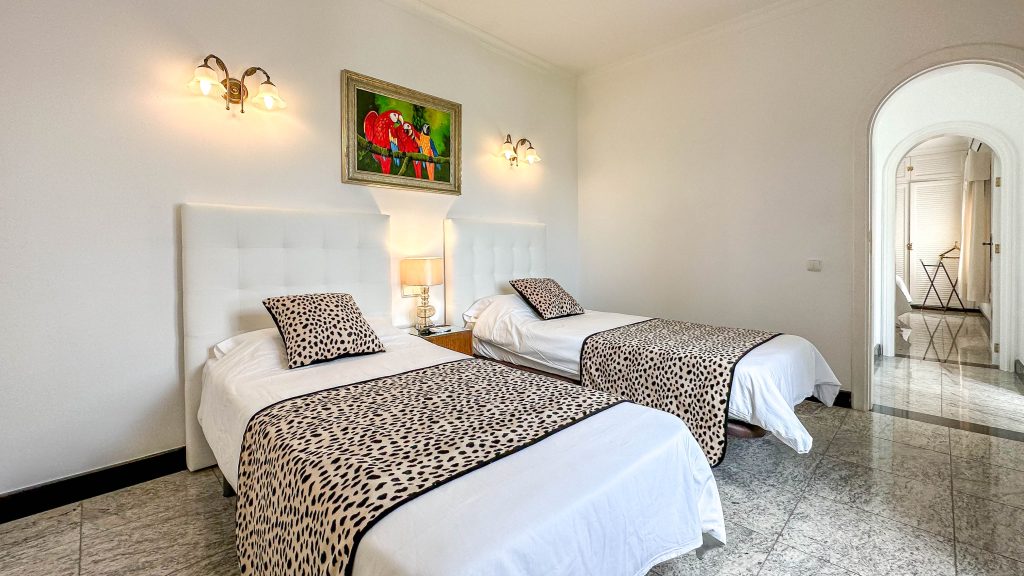 Properties for sale in Lanzarote Puerto del Carmen Ref Local (2 of 6)