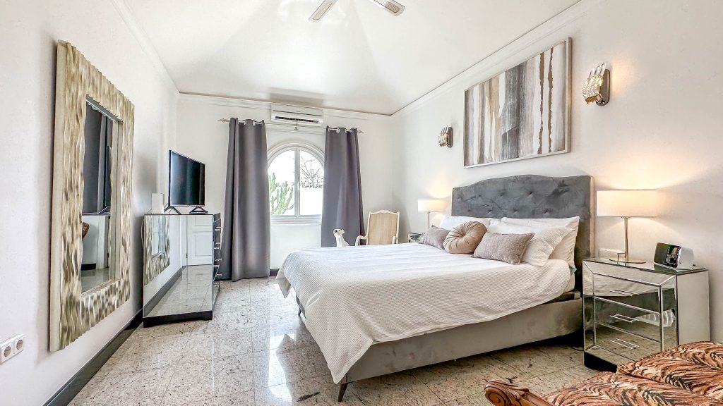 Properties for sale in Lanzarote Puerto del Carmen Ref Local (3 of 3)