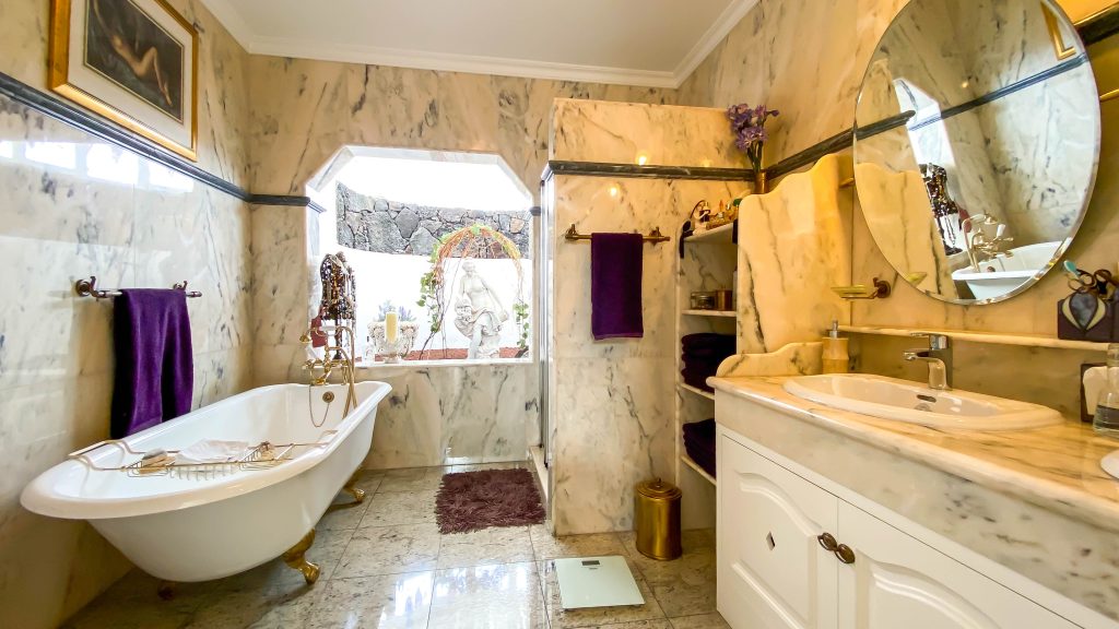 Roper Properties Property Houses Apartments Villas for sale Lanzarote Puerto del Carmen. Ref 2986. (45 of 65)