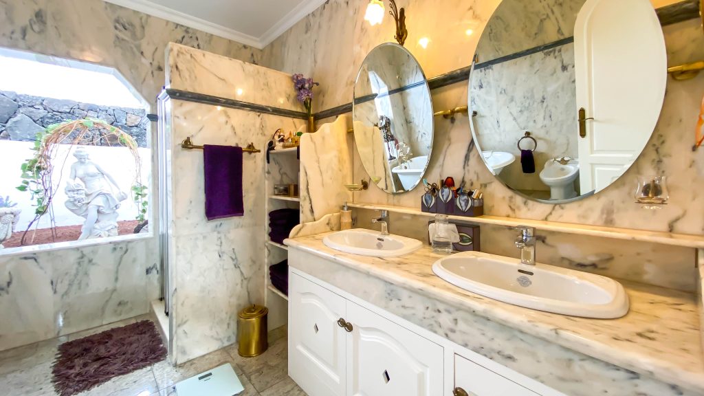 Roper Properties Property Houses Apartments Villas for sale Lanzarote Puerto del Carmen. Ref 2986. (46 of 65) (1)