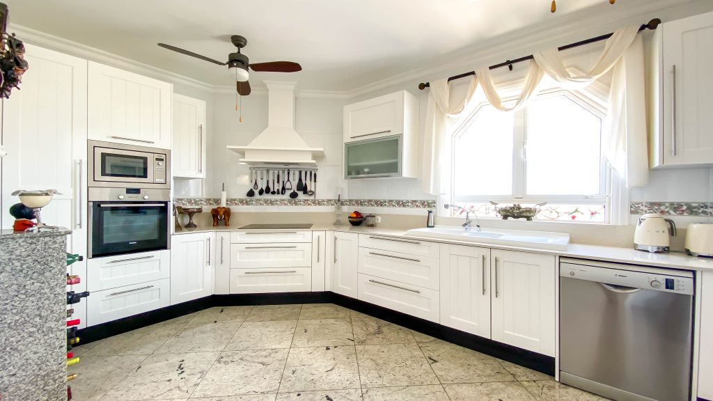 Roper Properties Property Houses Apartments Villas for sale Lanzarote Puerto del Carmen. Ref 2986. (59 of 65) (1)