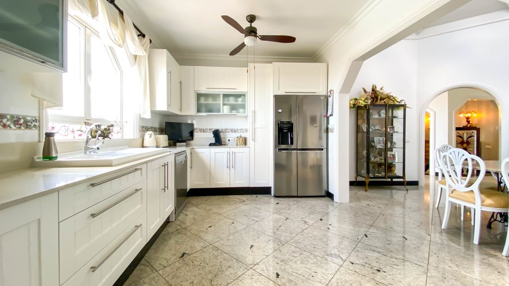 Roper Properties Property Houses Apartments Villas for sale Lanzarote Puerto del Carmen. Ref 2986. (61 of 65)