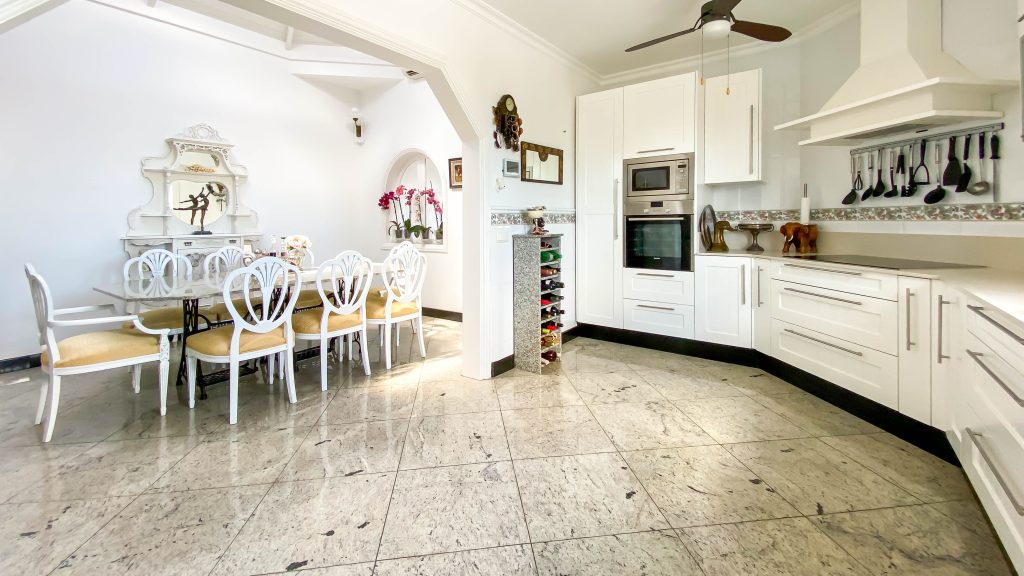 Roper Properties Property Houses Apartments Villas for sale Lanzarote Puerto del Carmen. Ref 2986. (62 of 65)